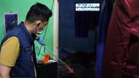 Seorang waria ditemukan tewas dengan 78 luka tusuk serta sayatan di sekujur tubuh di dalam sebuah salon miliknya di Pesawaran, Lampung.
