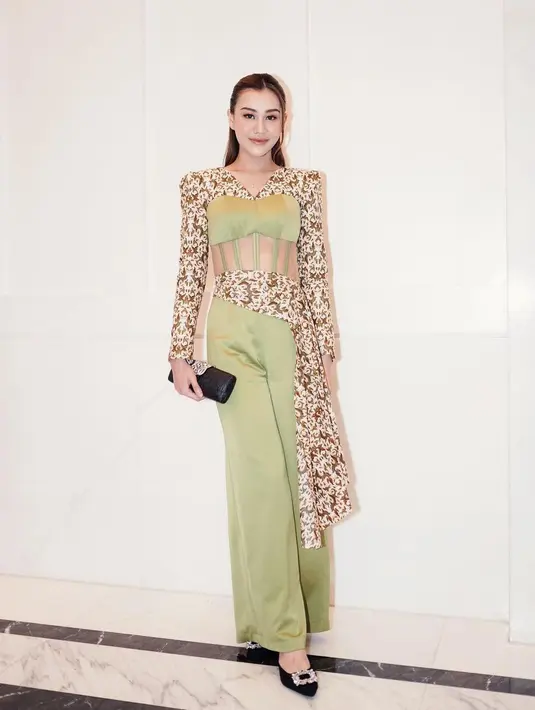 Aaliyah terlihat elegan dalam balutan kebaya modifikasi batik yang dipadukan dengan bustier dan celana panjang hijau muda. Busana rancangan @windysavosacouture itu disempurnakan dengan clutch dan pointed heels serba hitam.  [@aaliyah.massaid].