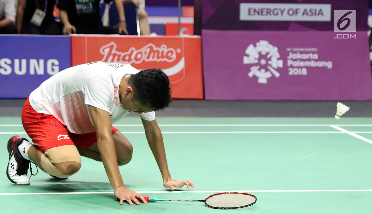 Tunggal putra Indonesia, Anthony Sinisuka Ginting menahan sakit saat laga melawan pemain China, Shi Yuqi pada final Beregu Putra Asian Games 2018 di Istora Kompleks GBK, Jakarta, Rabu (22/8). Indonesia kalah 1-3. (Liputan6.com/Helmi Fithriansyah)