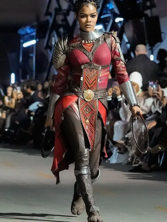 Teyana Taylor & Danai Gurira Tampil Totalitas Pakai Kostum Black Panther ke Runway Vogue World 2025