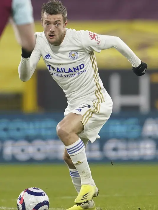 Penyerang Leicester City, Jamie Vardy membawa bola saat bertanding melawan Burnley pada pertandingan Liga Inggris di stadion Turf Moor, Inggris (4/3/2021). Dengan hasil ini, Leicester di peringkat ketiga dengan 50 poin, sedangkan Burnley di posisi 15 dengan 29 angka. (Jon Super/Pool via AP)