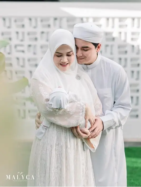 Rupanya, bersamaan dengan akikah Mikail, Alvin dan Henny juga sekaligus menggelar syukuran rumah baru mereka. Acara pun berlangsung khidmat dan penuh kebahagiaan. Alvin dan Henny juga tak segan tampil mesra dalam momen tersebut. (Liputan6.com/IG/@malycaphoto)