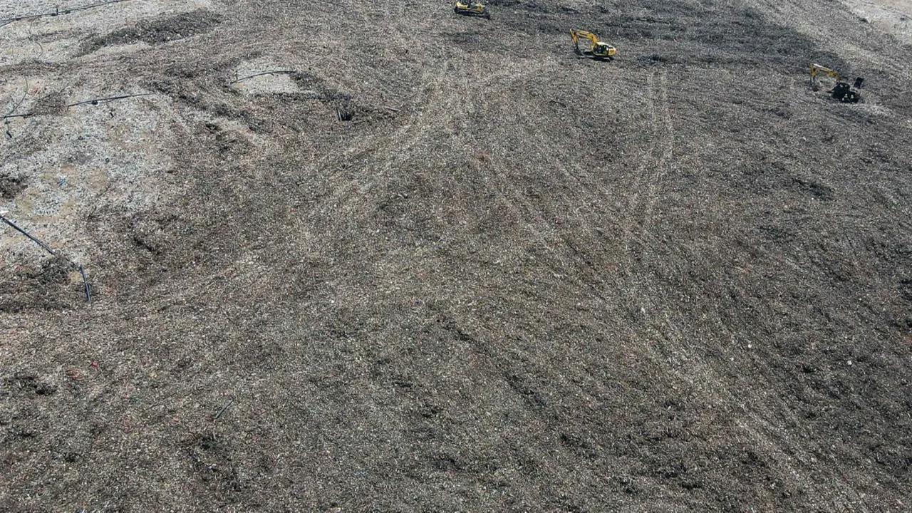 Kebakaran tersebut diduga diakibatkan gas metana yang terbakar akibat cuaca panas.