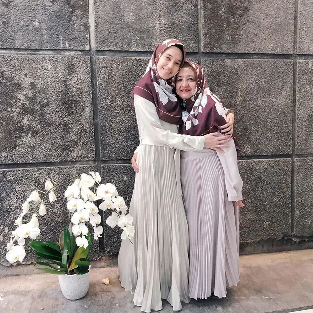 6 Potret Kebersamaan Dhini Aminarti dan Ibunda, Penuh Kehangatan