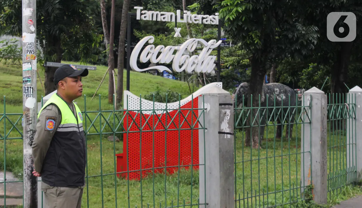 Personel dari Satuan Polisi Pamong Praja (Satpol PP) berjaga di sekitar Taman Literasi Martha Christina Tiahahu, kawasan Blok M, Jakarta, Rabu (15/1/2025). (Magang/Liputan6.com/Muhammad Rizal)