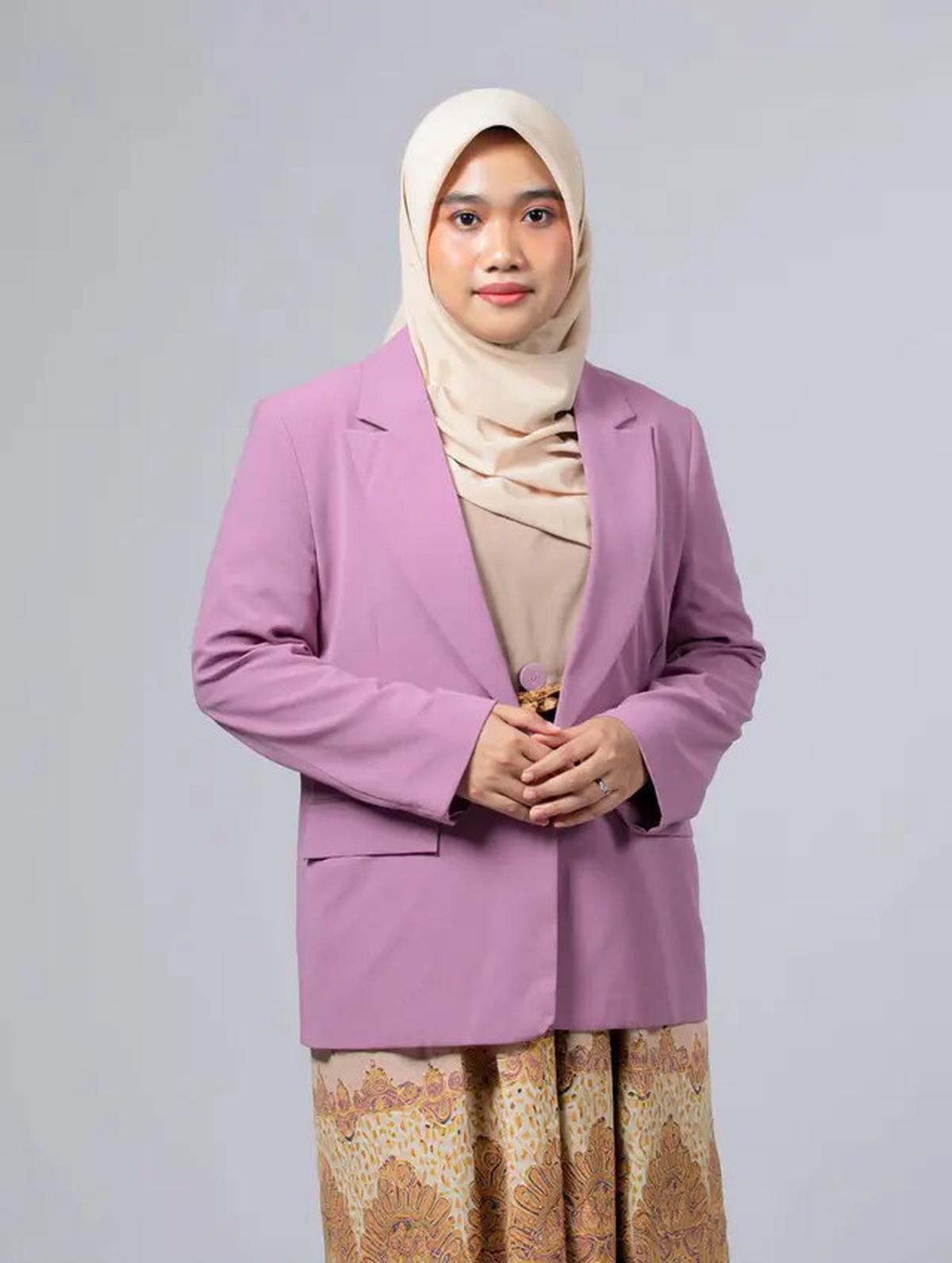 8 Tren Gamis Batik Modern dengan Detail Blazer Warna Lilac Soft, Sedang Digandrungi Muslimah Muda