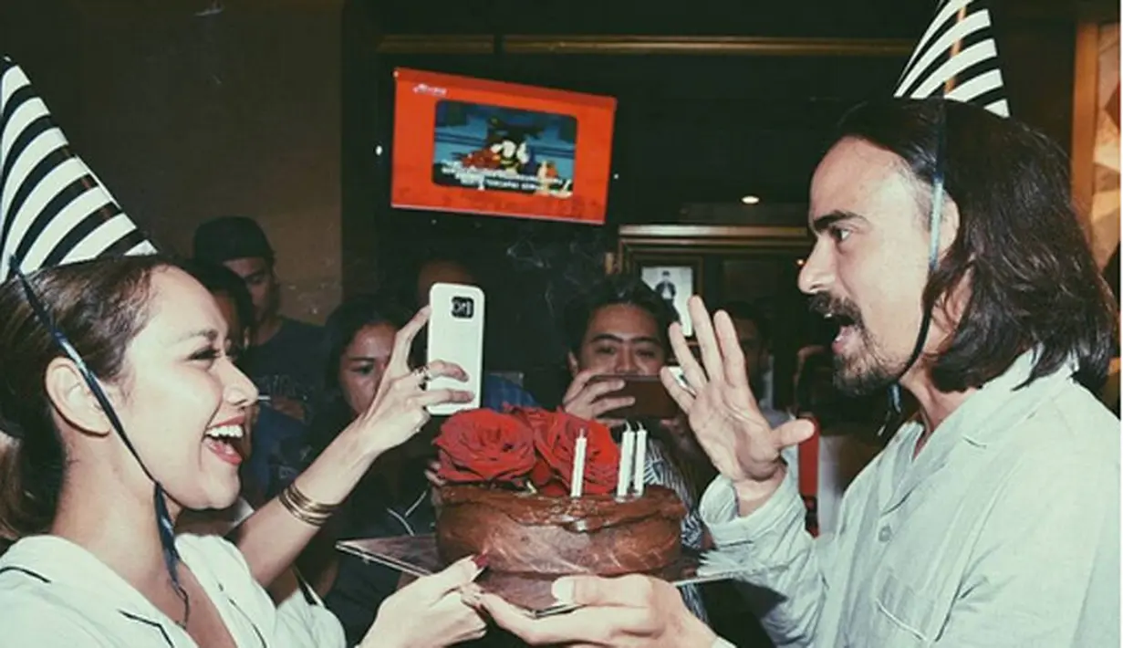 Dalam bahasa Inggris, pemeran film Habibie & Ainun  itu menuliskan ucapan selamat pada sang suami. Dalam keterangan foto mesra mencium bibir, perempuan yang biasa disapa Unge itu merasa beruntung memiliki suami seperti Ashraf. (Instagram/teambcl)