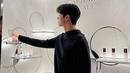 Sebagai BA, Cha Eun Woo mempelajari langsung formulasi dari Dior Capture Totale Serum [instagram/eunwo.o_c]