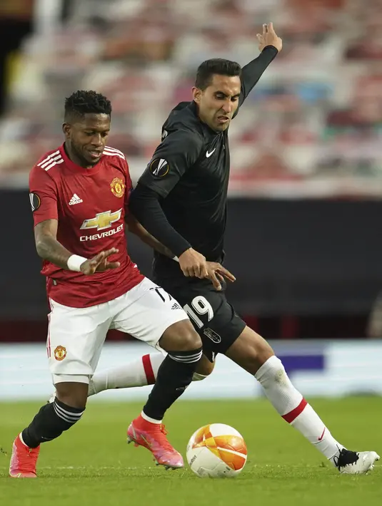 Gelandang Manchester United, Fred dan gelandang Granada, Angel Montoro bersaing berebut bola dalam leg kedua perempat final Liga Europa di Stadion Old Trafford, Jumat dinihari WIB (16/4/2021). MU menunjukkan dominasinya atas Granada usai mencatat kemenangan 2-0. (AP Photo/Dave Thompson)