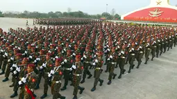 Perwira militer Myanmar berparade untuk memperingati Hari Angkatan Bersenjata ke-73 di Naypyitaw, Selasa (27/3). Ribuan angkatan bersenjata Myanmar yang dikenal sebagai Tatmadaw mengikuti parade ini. (AP Photo/Aung Shine Oo)