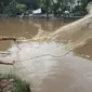 Warga memancing ikan di bantaran Sungai Ciliwung, Jakarta, Selasa (21/2). Meluapnya Sungai Ciliwung menjadi berkah tersendiri bagi warga untuk memancing dan menjala ikan yang terbawa arus dari hulu. (Liputan6.com/Immanuel Antonius)