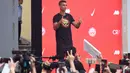 Pemain timnas Portugal, Cristiano Ronaldo mengacungkan jempolnya ketika menyapa penggemar saat rangkaian “CR7 Tour” yang disponsori Nike di Beijing, Kamis (19/7). Pemain berjuluk CR7 itu terbang ke China dengan menaiki jet pribadi. (WANG ZHAO/AFP)