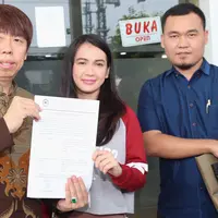 Tidak puas dengan hasil putusan sidang, Dhea Annisa atau lebih dikenal dengan Dea Imut kembali mendatangi Pengadilan Negeri Jakarta Selatan Kamis (7/6). (Nurwahyunan/Bintang.com)