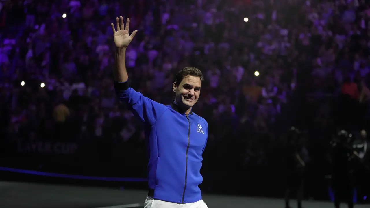 Foto: Tangis Perpisahan Roger Federer Saat Laga Terakhirnya di Laver Cup 2022