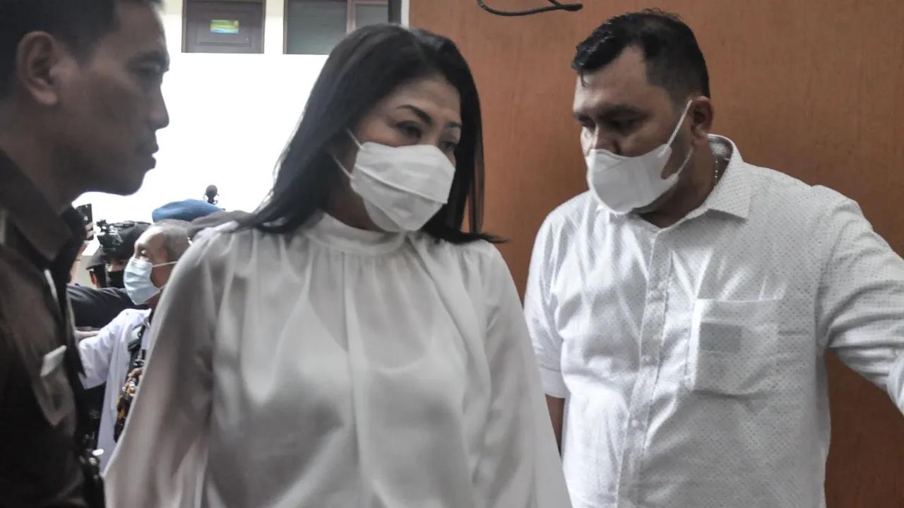 Putri Candrawathi divonis 20 tahun penjara oleh Majelis Hakim tingkat pengadilan negeri Jakarta Selatan dalam kasus pembunuhan terhadap Brigadir Yosua Hutabarat.
