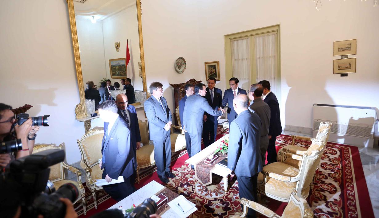 Delegasi FIFA-AFC saat bertemu Presiden Joko Widodo di Istana Negara, Jakarta, Senin (2/11/2015). (Bola.com / Nicklas Hanoatubun)
