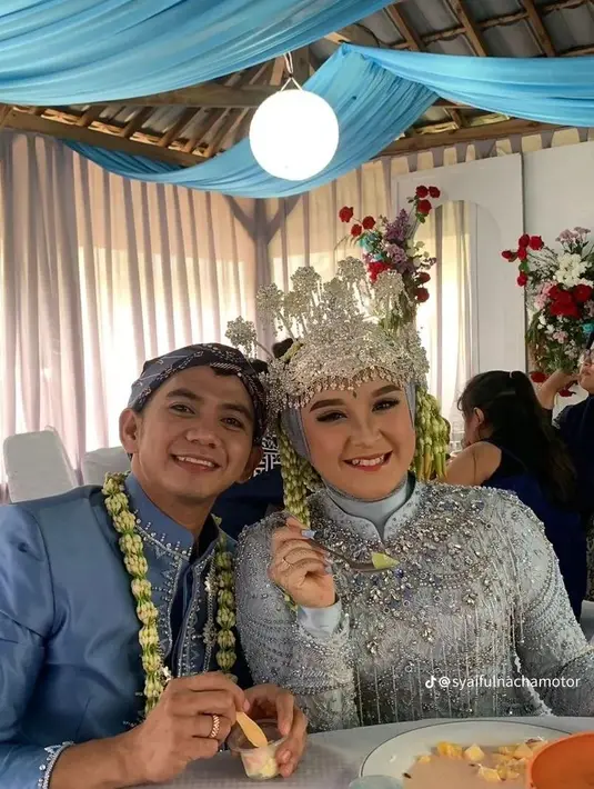 Setelah menggelar akad nikah, di hari yang sama, pasangan ini juga langsung menggelar resepsi. Tampak beberapa selebriti hadir dalam acara tersebut. [Instagram/ofc_k2rl_cikarangbekasi]