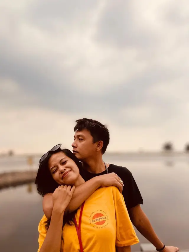 6 Potret Dirly Eks Suami Celine Evangelista Bareng Istri, Sudah Punya Dua Anak