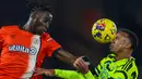 Namun, lima menit berselang gawang Arsenal berhasil dibobol Luton setelah sundulan Osho memanfaatkan sepak pojok Alfie Doughty gagal dibendung David Raya. (AP Photo/Ian Walton)
