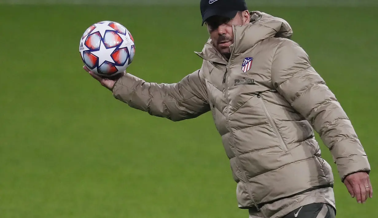 Pelatih Atletico Madrid, Diego Simeone menangkap bola saat menghadiri sesi latihan tim di Moskow, Rusia, Senin (2/11/2020). Atletico Madrid akan bertanding melawan Lokomotiv Moscow pada grup A Liga Champions di Stadion RZD Arena. (Yuri Kochetkov/Pool via AP)