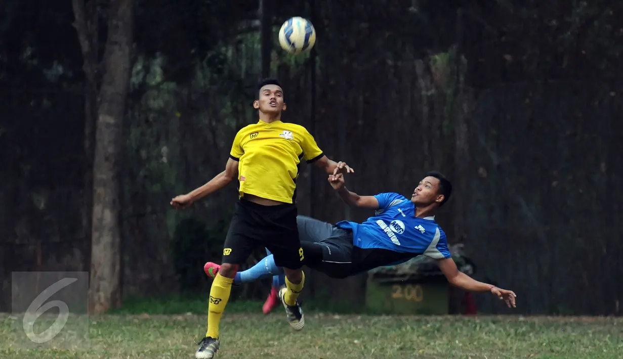 Pemain Pelita Bandung Raya (kanan) berebut bola dengan pemain Villa 2000 saat laga uji coba di Lapangan ISCI, Ciputat, Tangerang, Kamis (5/11/2015). Laga ini persiapan PBR menghadapi turnamen Piala Jenderal Sudirman. (Liputan6.com/Helmi Fithriansyah) 