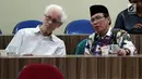 Rais Syuriah NU, KH Masdar Farid Mas'udi bersama Franz Magnis-Suseno hadir dalam diskusi, di Jakarta, Rabu (13/12).  Diskusi tersebut membahas "Hubungan Islam dan Pancasila". (Liputan6.com/JohanTallo)