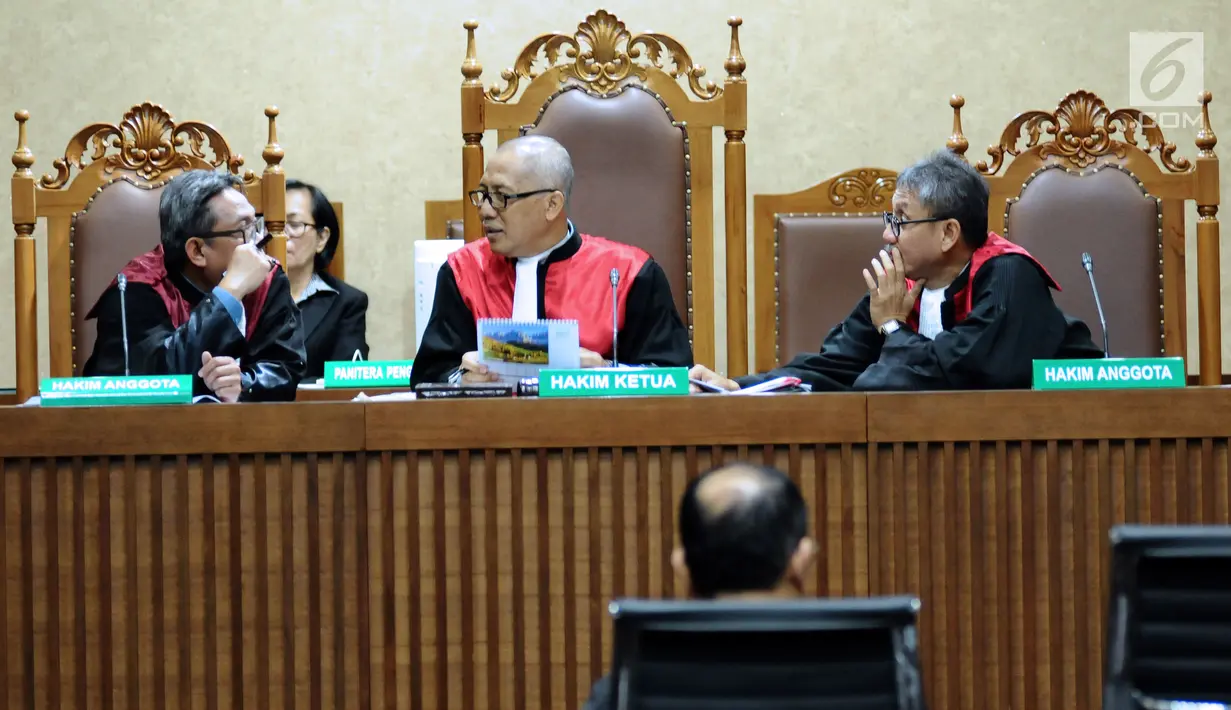 Majelis Hakim berunding saat sidang lanjutan kasus dugaan menghalangi penyidikan KPK dengan terdakwa Fredrich Yunadi di Pengadilan Tipikor, Jakarta, Kamis (22/2). Sidang mendengar jawaban jaksa atas eksepsi terdakwa. (Liputan6.com/Helmi Fithriansyah)