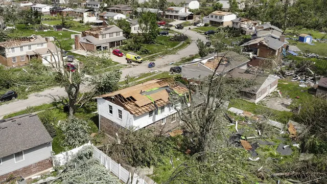 Tornado menghantam Ohio dan Indiana, Amerika Serikat pada Selasa 28 Mei 2019, menewaskan 1 orang, melukai 130 lainnya, dan menyebabkan rumah-rumah hancur. (AP PHOTO)