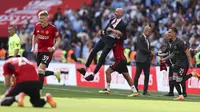 Selebrasi pelatih Manchester United, Erik ten Hag bersama para pemainnya merayakan kemenangan 2-1 atas Manchester City pada laga final Piala FA 2023/2024 di Wembley Stadium, London, Sabtu (25/5/2024). (AP Photo/Ian Walton)