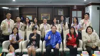 Wakil Ketua MPR E.E Mangindaan bertemu dengan tim peserta LCC (Lomba Cerdas Cermat) dari perwakilan Sulawesi Utara, Jumat (18/8).