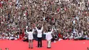 Capres nomor urut 01 Joko Widodo atau Jokowi didampingi Cawapres Ma’ruf Amin dan Wapres Jusuf Kalla saat menghadiri kampanye akbar di Stadion Utama GBK, Senayan, Jakarta, Sabtu (13/4). Kampanye yang dihadiri 500 musisi artis dan budayawan bertajuk Konser Putih Bersatu. (Liputan6.com/Angga Yuniar)