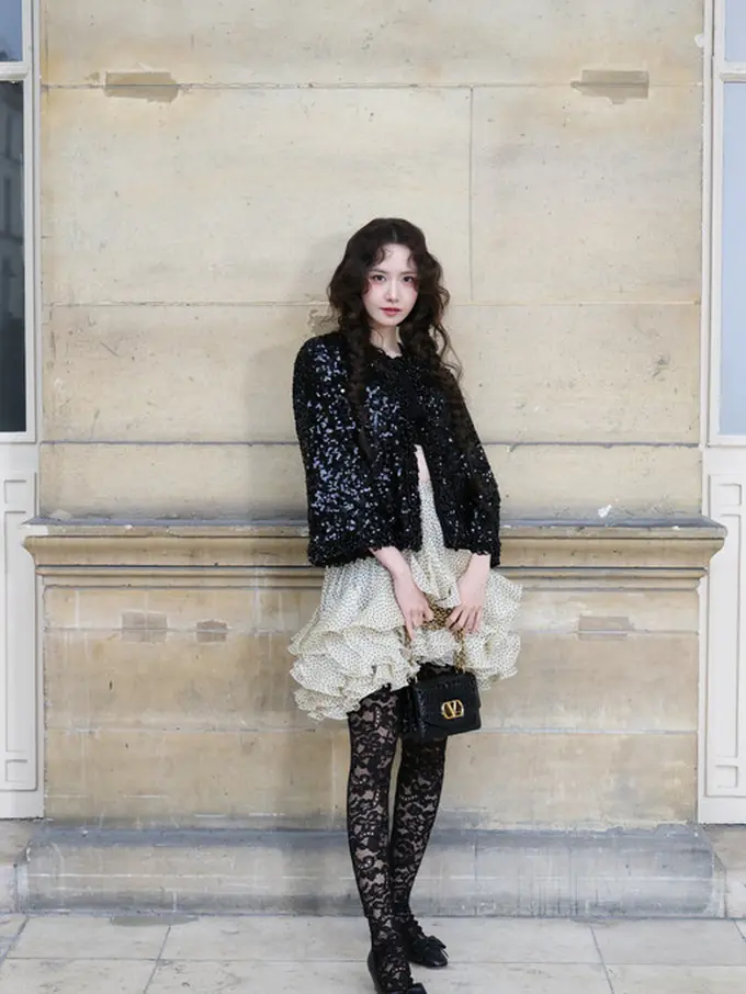 YoonA SNSD Tampil Bak Boneka Hadiri Valentino Vertigineux Haute Couture SS25 Show, Perdana Sebagai Brand Ambassador  Paris, 28 Januari 2025