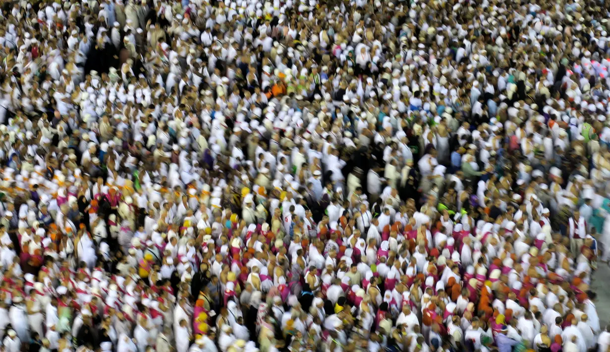 Umat Muslim memadati Kabah saat melaksanakan ibadah haji di Masjidil Haram, Mekah, Arab Saudi, Minggu (4/9). Seminggu jelang pelaksanaan Haji 2016, Masjidil Haram penuh sesak oleh jemaah haji dari berbagai belahan dunia. (REUTERS/Ahmed Jadallah)