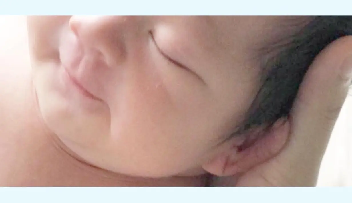 DJ berusia 30 tahun ini mengunggah foto wajah anaknya. Meski tidak tampak  sepenuhnya, namun wajah polos nan menggemaskan sudah terpancar dari bayi mungil ini. (Instagram/putriuna)