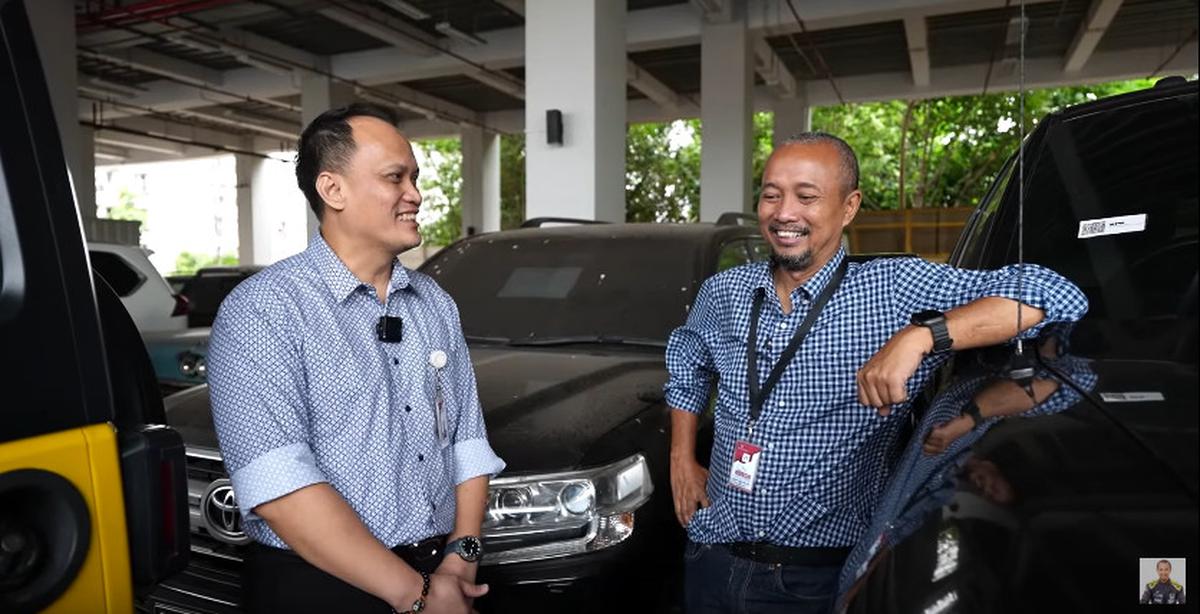 Fitra Eri Bengong saat Gerebek Mobil-mobil Mewah Sitaan KPK