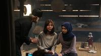 Tissa Biani memakai jilbab sebagai Nur dalam film KKN Di Desa Penari. (Foto: Dok. MD Pictures)