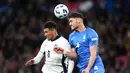 Tuan rumah kesulitan menyuguhkan permainan terbaiknya. Inggris memang mendominasi, mencatatkan 60% penguasaan bola di babak pertama, tapi serangan-serangan mereka buruk. (Bradley Collyer/PA via AP)
