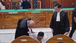 Amsal Sitepu tak kuasa membendung air mata saat Hakim Ketua M Yusafrihardi Girsang membacakan amar putusan yang menyatakan dirinya bebas murni dari segala dakwaan. (Liputan6.com/ Reza Efendi)