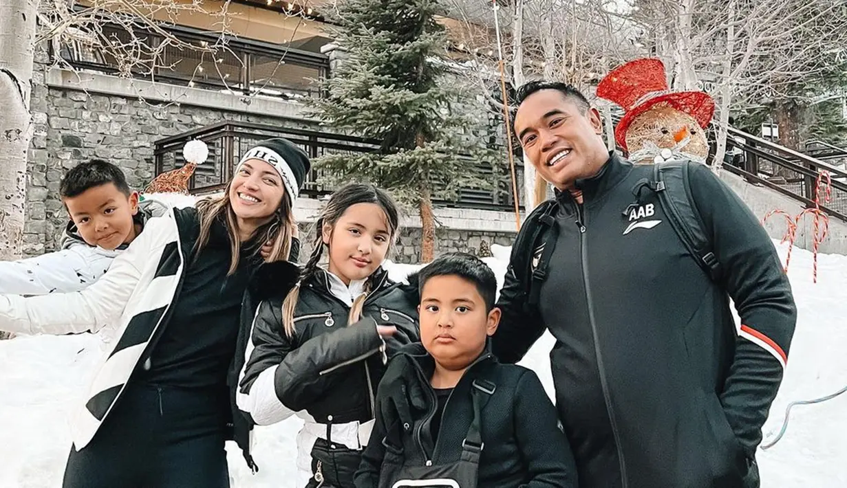 Seperti diketahui, tahun lalu mereka tidak bisa menikmati liburan di Amerika, karena Nia dan Ardi tersandung kasus narkoba. Tentu saja liburan kali ini jadi momen istimewa bagi mereka. 
(Liputan6.com/IG/@ramadhaniabakrie)