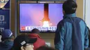 Warga menonton layar televisi yang memperlihatkan peluncuran rudal Korea Utara saat program berita di Stasiun Kereta Api Seoul, Seoul, Korea Selatan, Sabtu (21/3/2020). Korea Selatan kegiatan itu dihentikan mengingat dunia sedang menghadapi pandemi virus corona COVID-19. (AP Photo/Ahn Young-joon)