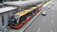 Bus Transjakarta menaikan penumpang di halte Tosari, Jakarta, Jumat (30/12). Koridor 1 (Blok M-Kota) dan Koridor 5 (Kampung Melayu-Ancol) akan menjadi fokus pelayanan pada malam tahun baru. (Liputan6.com/Yoppy Renato)