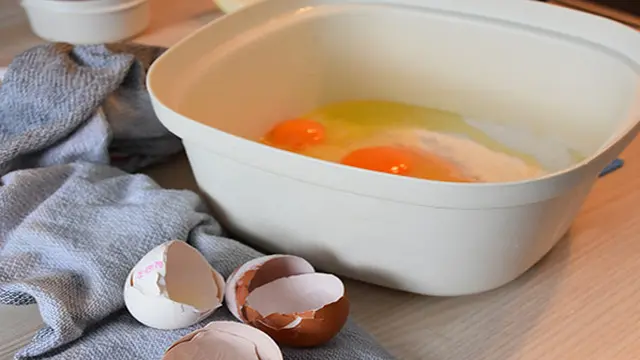 Ilustrasi mengocok telur