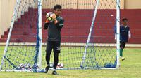 Kiper Persebaya, Miswar Saputra. (Bola.com/Aditya Wany)