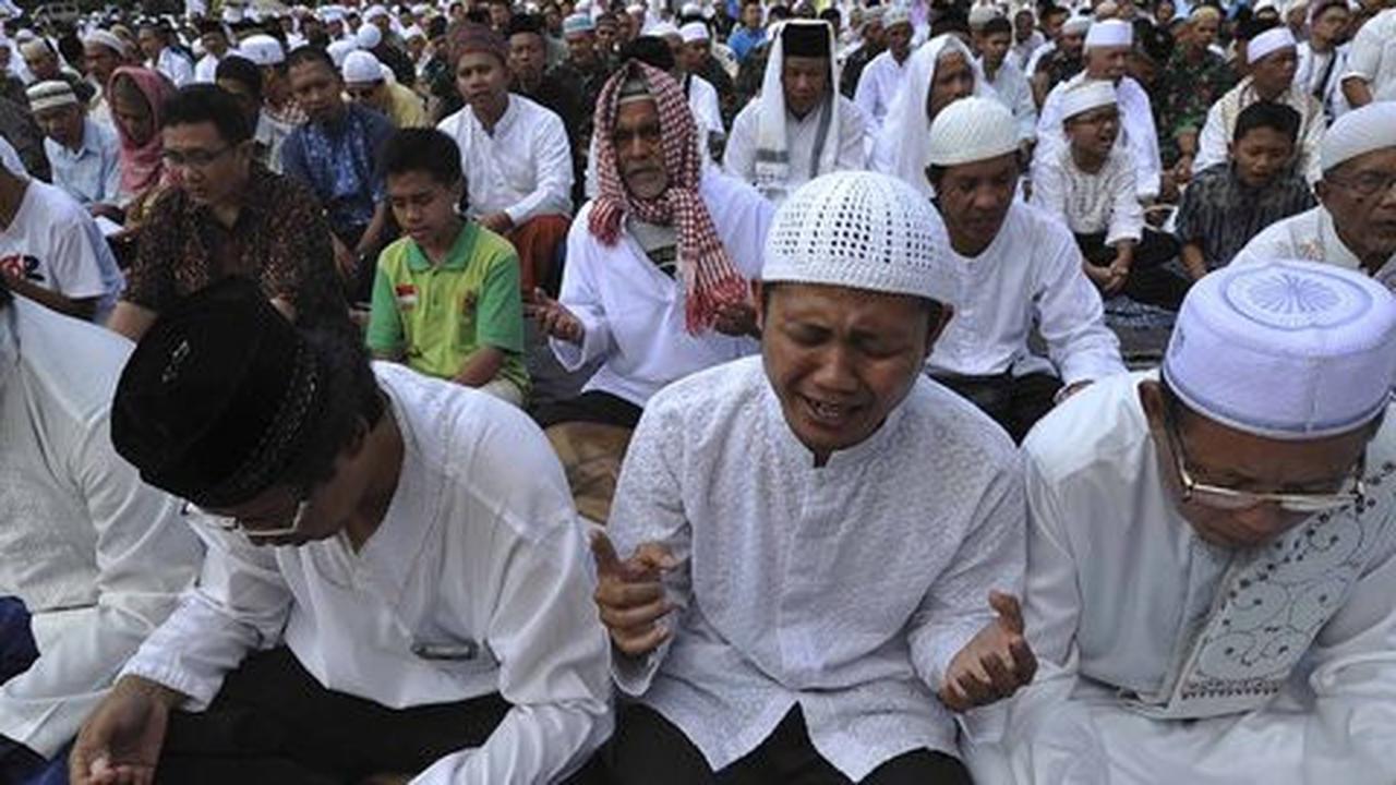 Gunung Lawu terbakar, ribuan warga Karanganyar salat minta hujan