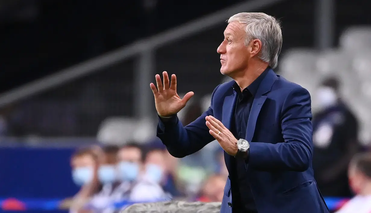 Pelatih Prancis, Didier Deschamps, memberikan arahan kepada pemainnya saat menghadapi Kroasia pada laga UEFA Nations League di Stade de France, Prancis, Rabu (9/9/2020) dini hari WIB. Prancis menang 4-2 atas Kroasia. (AFP/Franck Fife)