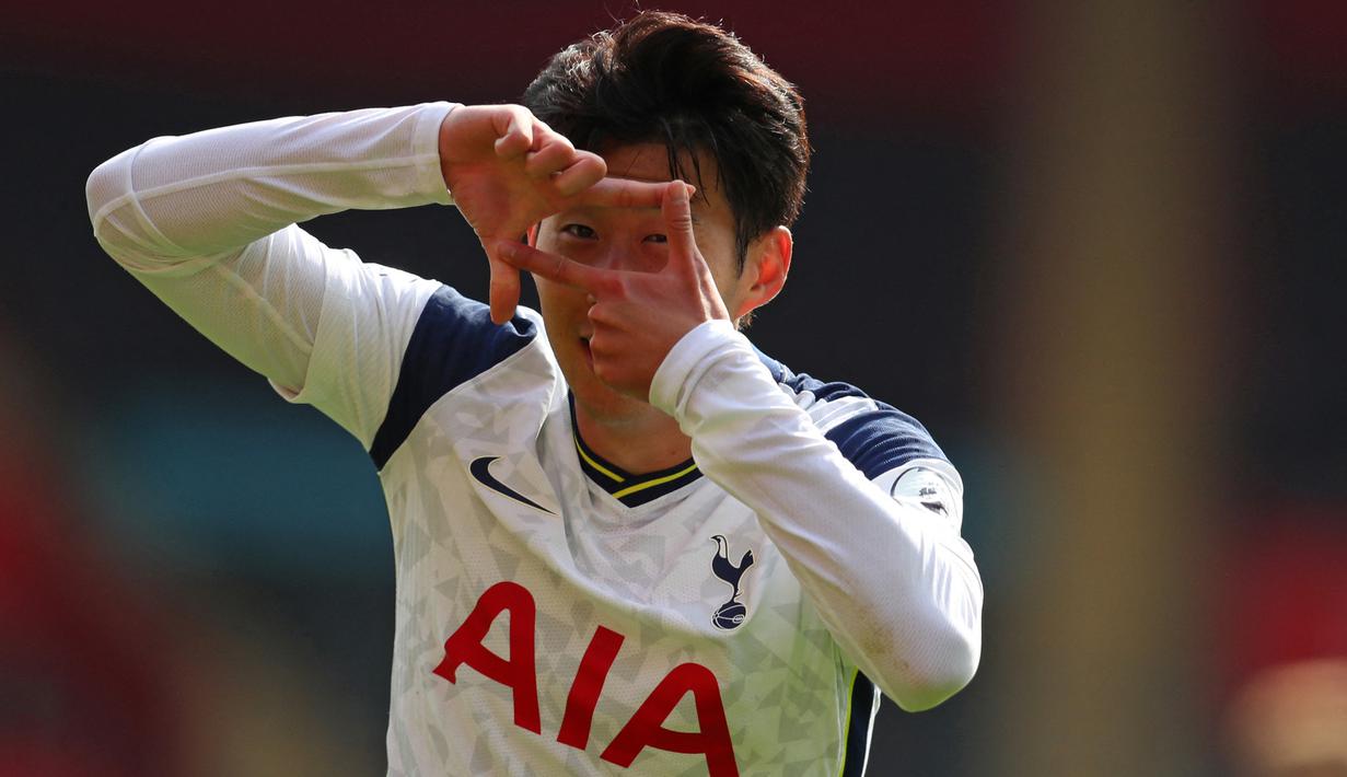 Son Heung-min. Sayap kiri Tottenham ini mencetak quattrick di pekan ke-2 Liga Inggris musim 2020/2021 saat menghadapi tuan rumah Southampton yang berkesudahan 5-2, 20 September 2020. Total 17 gol dicetak di musim tersebut dan membawanya menempati posisi keempat top skor. (AFP/Pool/Catherine Ivill)