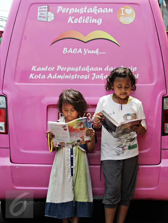 Anak-anak membaca buku yang disediakan perpustakaan keliling di kawasan Tanah Abang, Jakarta, Minggu (11/10). Keberadaan perpustakaan keliling untuk meningkatkan minat baca pada anak-anak. (Liputan6.com/Immanuel Antonius)