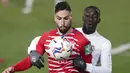 Pemain Real Madrid, Rodrygo, berebut bola dengan pemain Granada, Antonio Puertas, pada laga Liga Spanyol di Stadion Alfredo Di Stefano, Kamis (24/12/2020). Real Madrid menang dengan skor 2-0. (AP/Bernat Armangue)