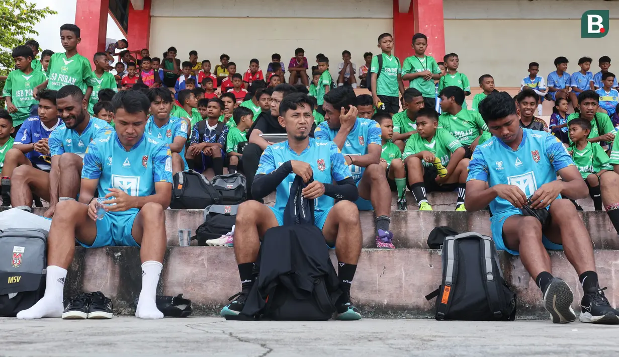 Pemain Malut United berbaur dengan anak-anak saat bersiap untuk coaching clinic di Stadion Marimoi, Tidore, Selasa (15/8/2023) sore WIB. (Bola.com/Okie Prabhowo)