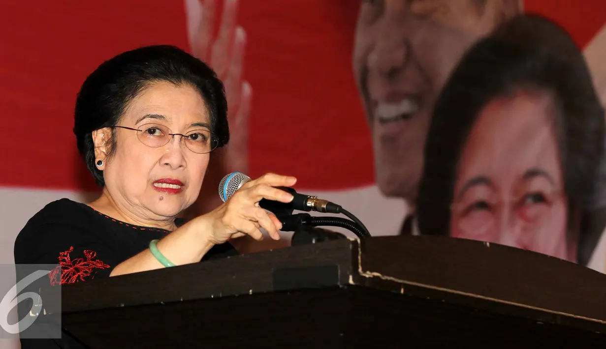 Ketua Umum PDIP Megawati Soekarnoputeri saat memberikan sambutan di Wisma Kinasih, Jawa Barat, Selasa (21/7/2015). Sekolah partai calon kepala daerah angkatan kedua yang berlangsung 21-24 Juli 2015 itu diikuti 136 peserta (Liputan6.com/Helmi Afandi)